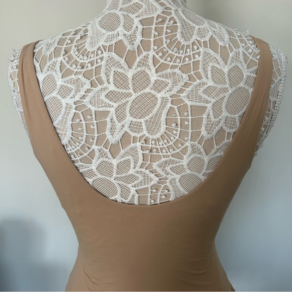 SKIMS Fits Everybody Square Neck Bodysuit - Picture 4 of 8